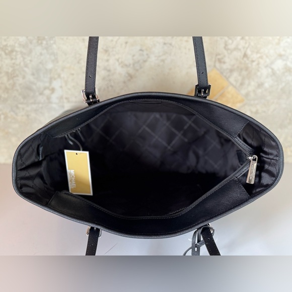 jet set travel large top-zip tote bag Michael Kors Women's Medium Tote, Gold-Tone Hardware/Leather, Black : Clothing, Shoes & Jewelry Crafted from Saffiano leather with polished hardware it features multiple zip compartments that will keep all your belongings easily organized Michael Kors Outlet Jet Set